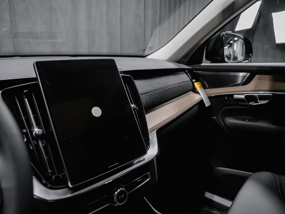Volvo XC90 Plus 7-Seater (Dark Theme) 2027-10
