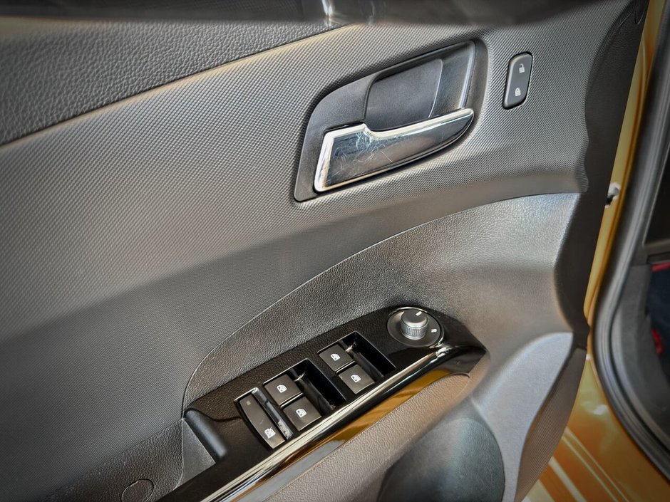 2017 Chevrolet Sonic LT  hayon 5 portes BA-23