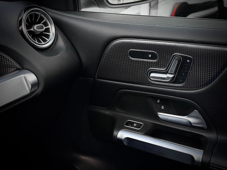 Mercedes-Benz GLB 250 2021-30
