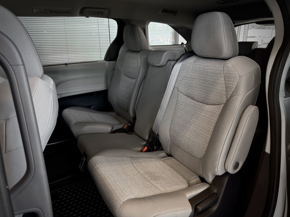 2022 Toyota Sienna LE Hybrid AWD  8 places-21