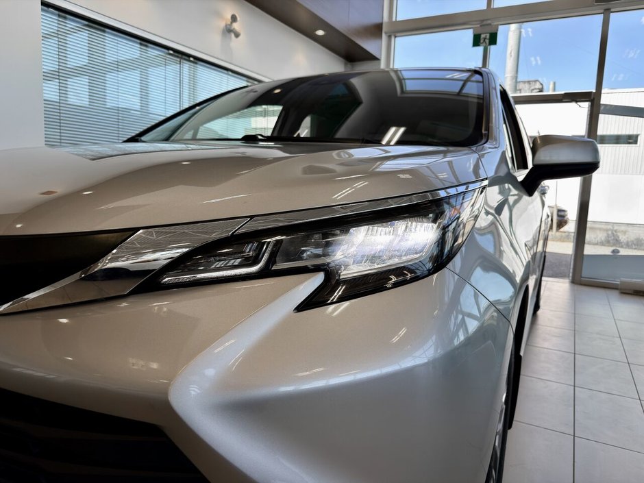 2022 Toyota Sienna LE Hybrid AWD  8 places-3