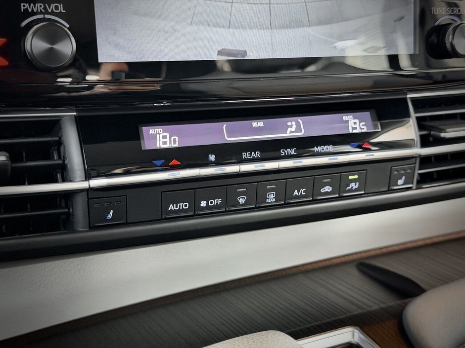 2022 Toyota Sienna LE Hybrid AWD  8 places-28