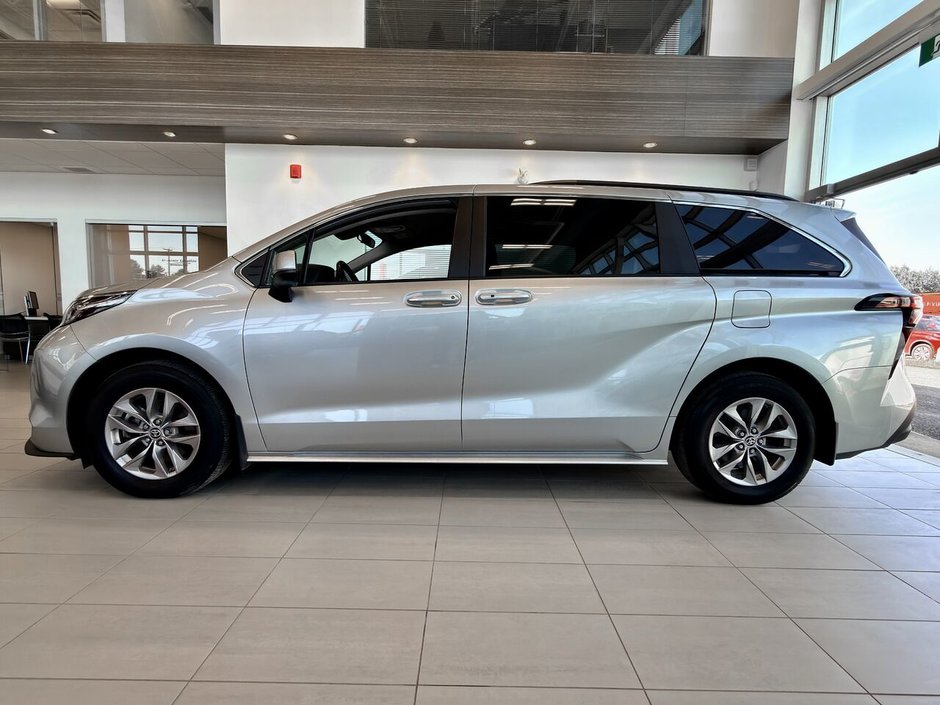 2022 Toyota Sienna LE Hybrid AWD  8 places-6