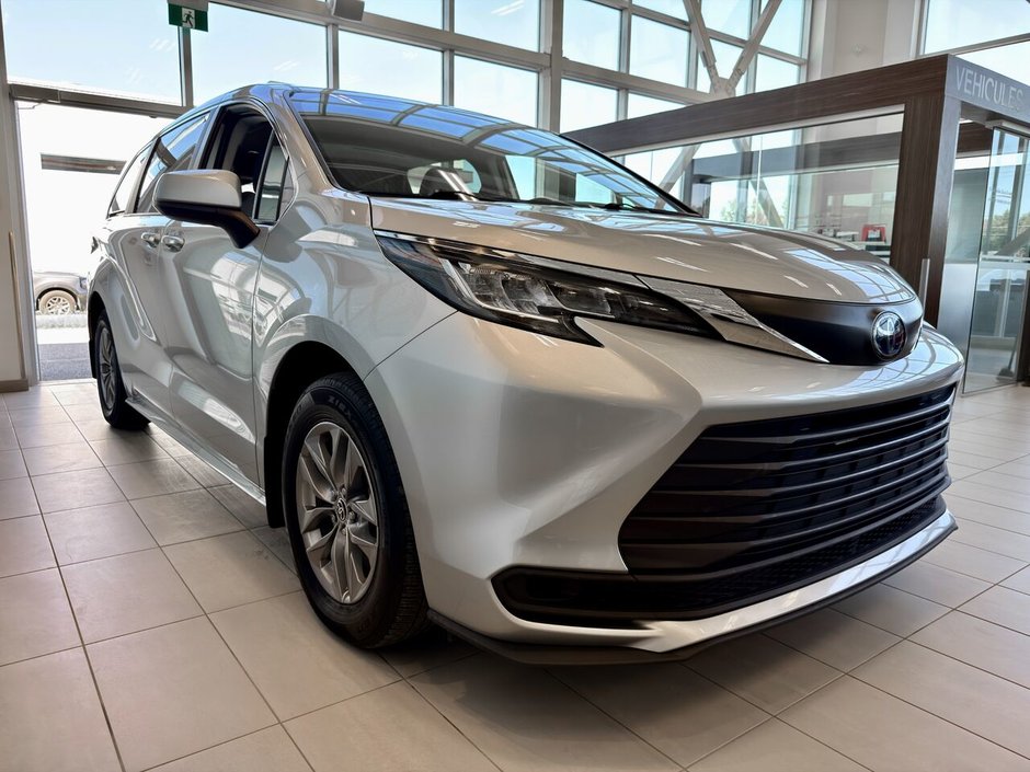2022 Toyota Sienna LE Hybrid AWD  8 places-5