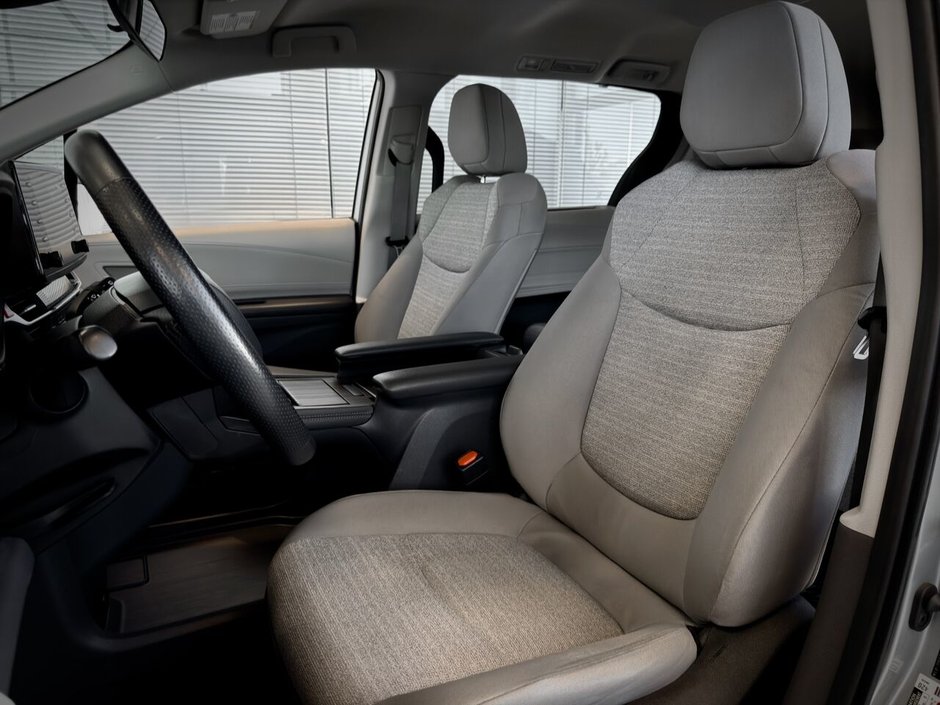 2022 Toyota Sienna LE Hybrid AWD  8 places-17