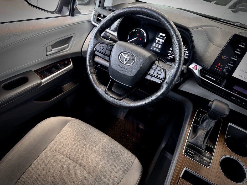 2022 Toyota Sienna LE Hybrid AWD  8 places-14