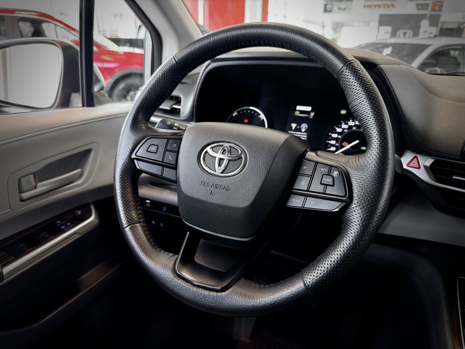 2022 Toyota Sienna LE Hybrid AWD  8 places-16