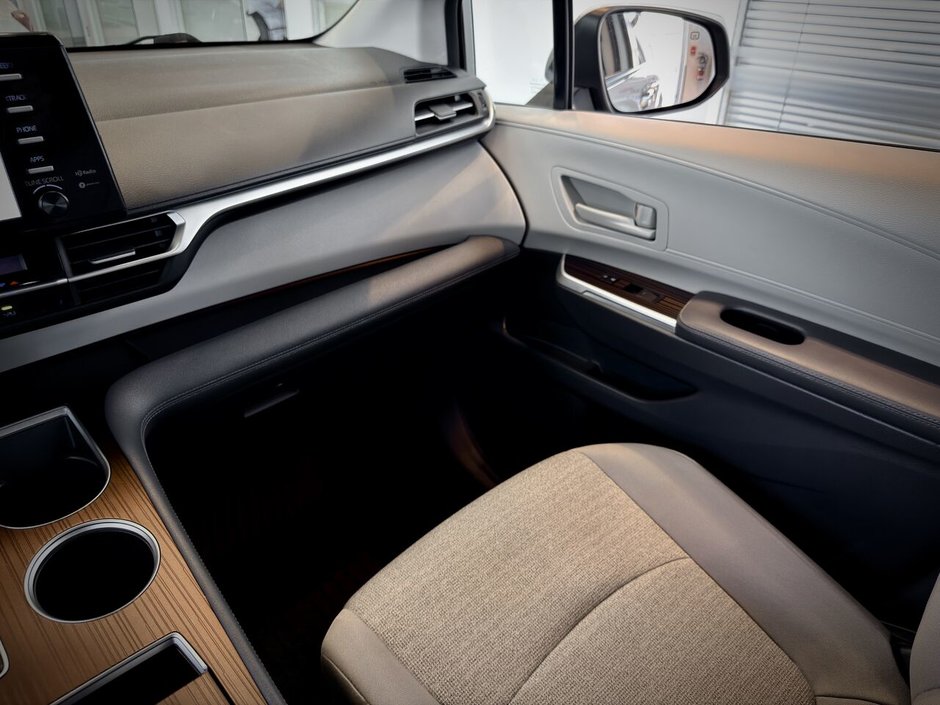 2022 Toyota Sienna LE Hybrid AWD  8 places-15