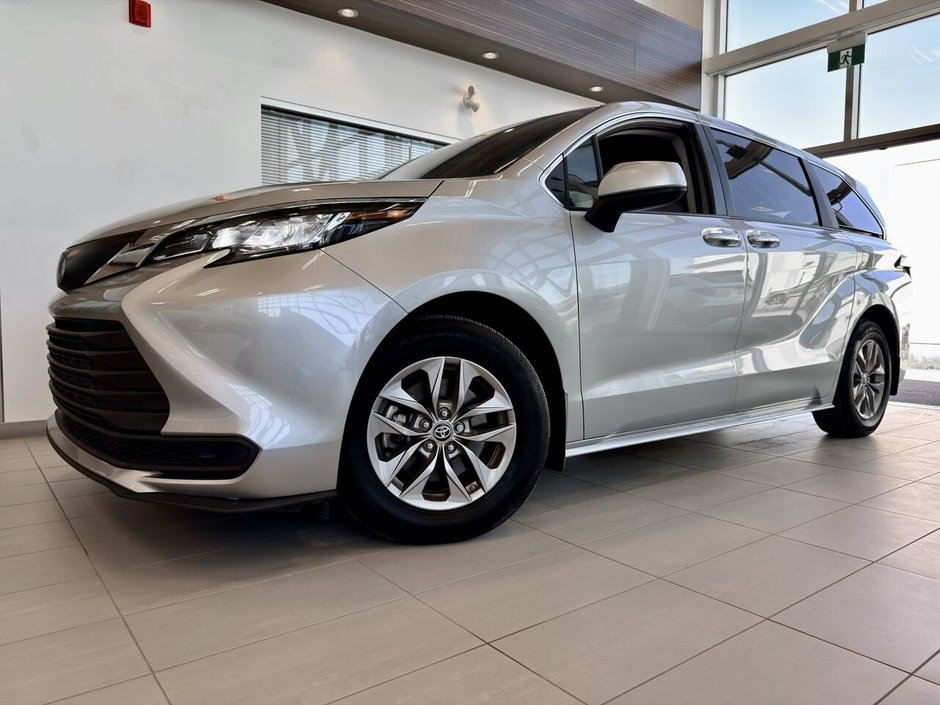 2022 Toyota Sienna LE Hybrid AWD  8 places-12