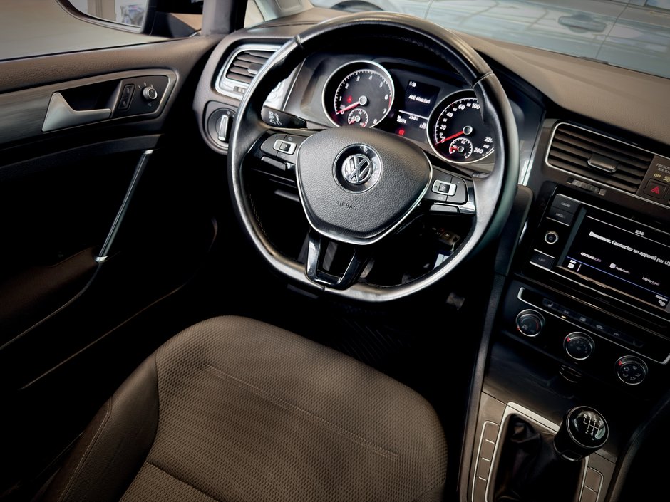 Volkswagen Golf Comfortline 2019-13