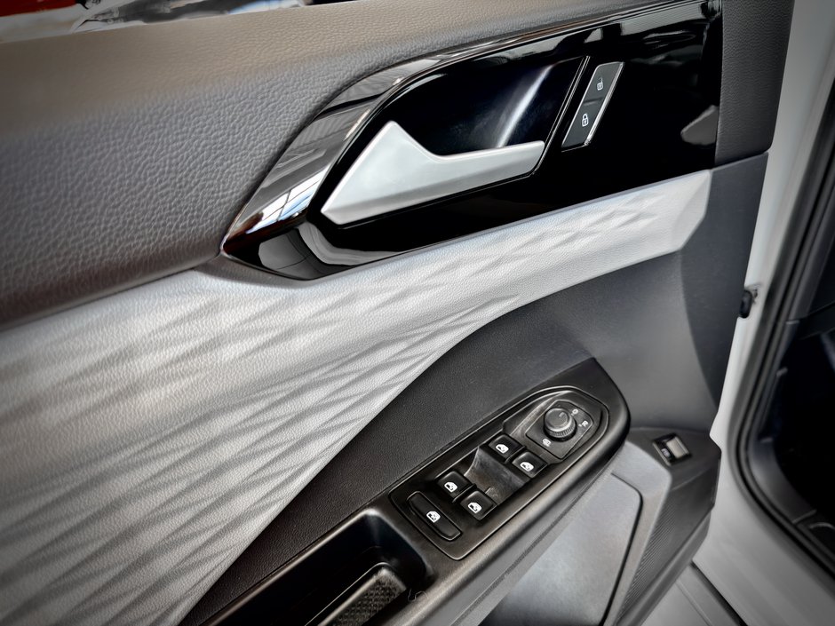 Volkswagen Taos Trendline 2024-31