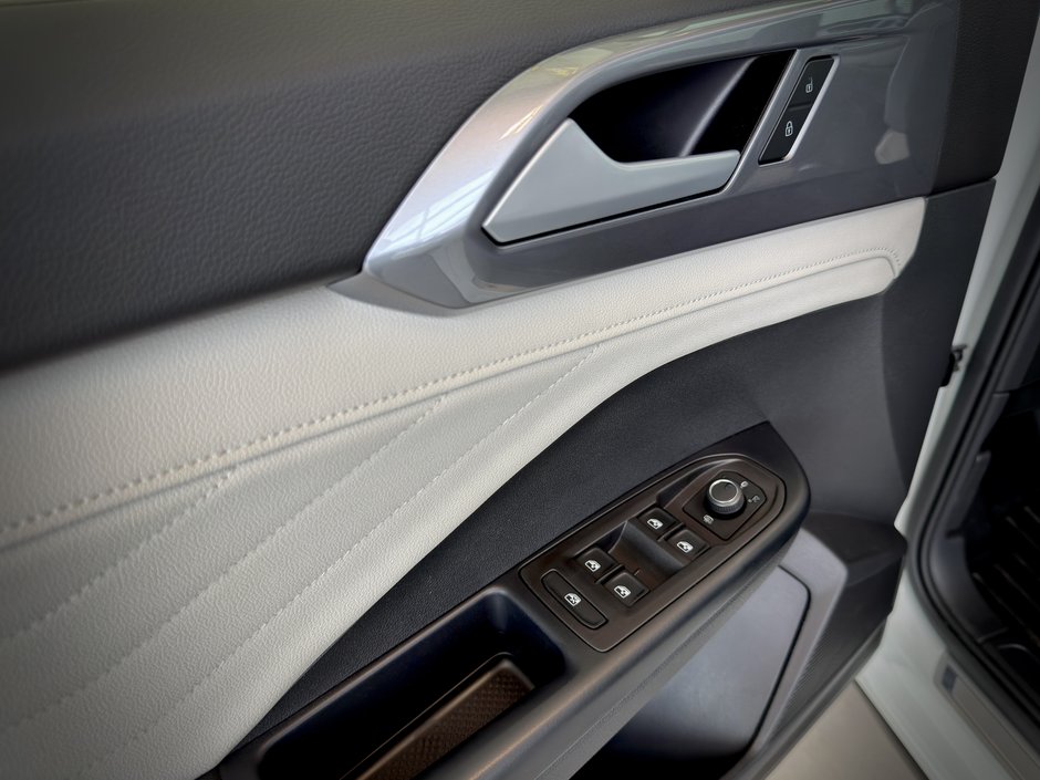 2025 Volkswagen Taos Highline-33