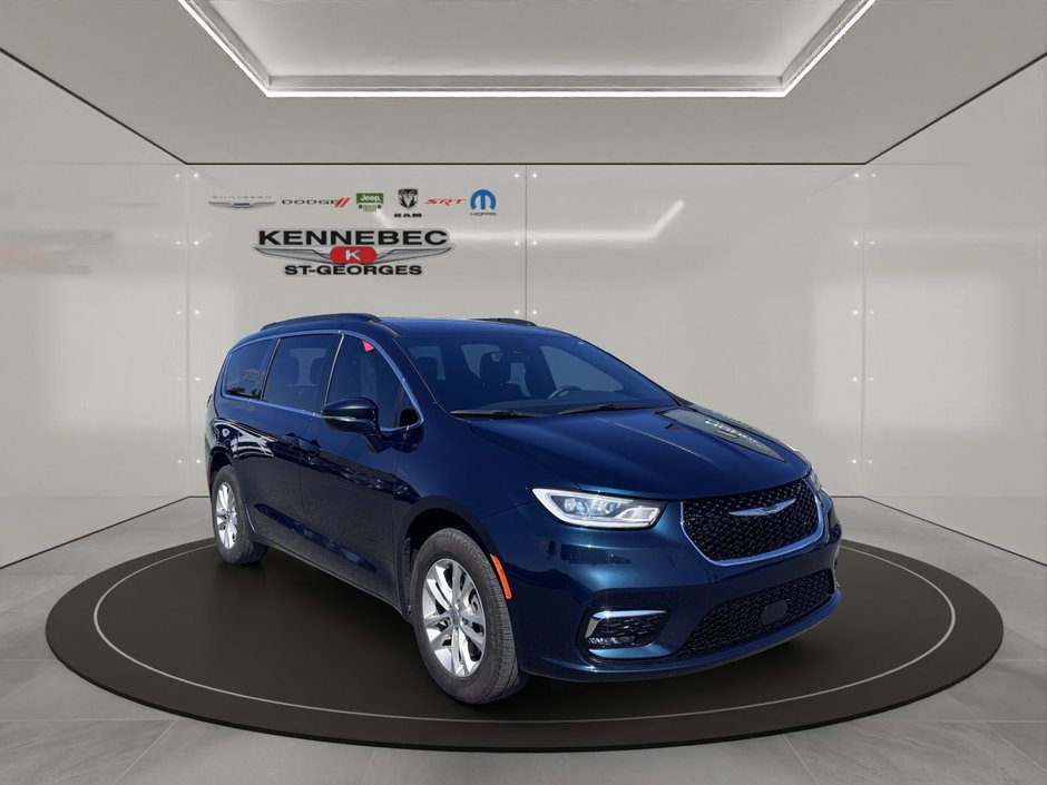 2022 Chrysler Pacifica Touring in Saint-Georges, Quebec