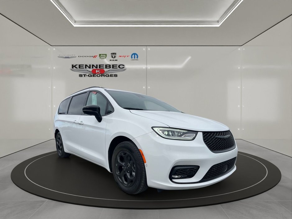 2024 Chrysler Pacifica Hybrid Premium S Appearance in Saint-Georges, Quebec