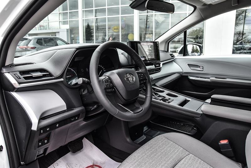 2025 Toyota Sienna Hybrid Sienna LE AWD 8-Pass
