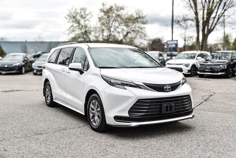 2025 Toyota Sienna Hybrid Sienna LE AWD 8-Pass