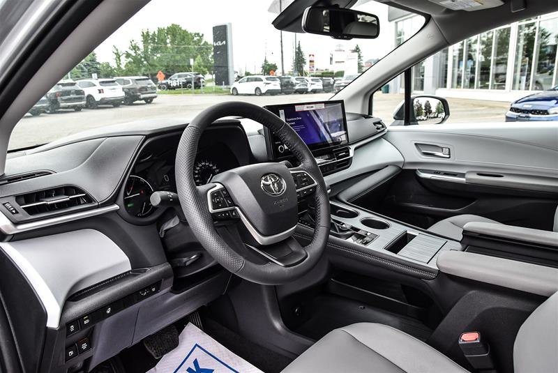 2025 Toyota Sienna Hybrid Sienna XLE 8-Pass