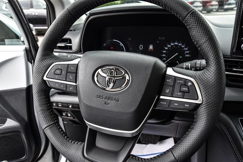 2025 Toyota Sienna Hybrid Sienna XLE 8-Pass