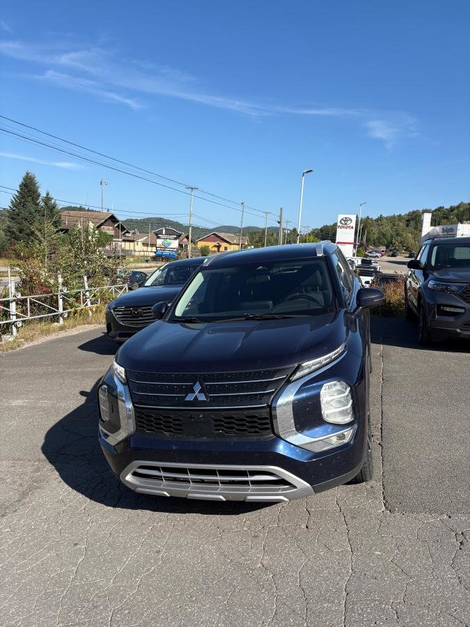 Mitsubishi Outlander LE S AWD**VOLANT CHAUFFANT**TOIT OUVRANT**HAYON ÉLECTRIQUE**BANCS ÉLECTRIQUES** 2022 à Montréal, Québec