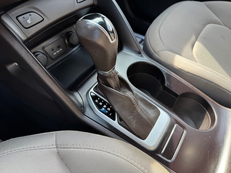 Hyundai Tucson GL TA DEMARREUR SIEGES CHAUFFANTS BLUETOOTH 2015 INSPECTE+AIR CLIMATISE+RADIO SIRIUS+REGULATEUR DE VITESSES+GROUPE ELECTRIQUE+COMMANDES AU VOLANT
