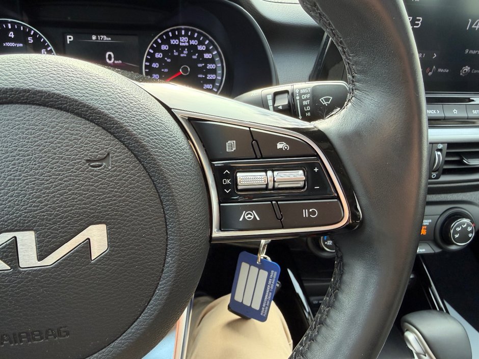 Kia Forte EX+ PNEUS D'HIVER DEMARREUR PAS ACCIDENTE 2023 INSPECTE+TOIT OUVRANT+MAGS 17''+DETECTEUR D'ANGLES MORTS+VOLANT CHAUFFANT+APPLE CARPLAY+BLUETOOTH