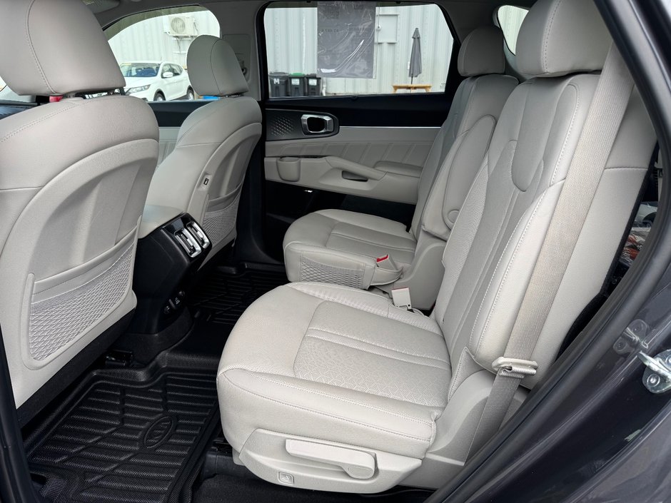 Kia Sorento Plug-In Hybrid PHEV SX AWD PNEUS D'HIVER DEMARREUR PAS ACCIDENTE 2023 INSPECTE+HITCH+INTERIEUR GRIS+CUIR+SIEGES ELECTRIQUES+HAYON INTELLIGENT+GPS+RADIO SIRIUS