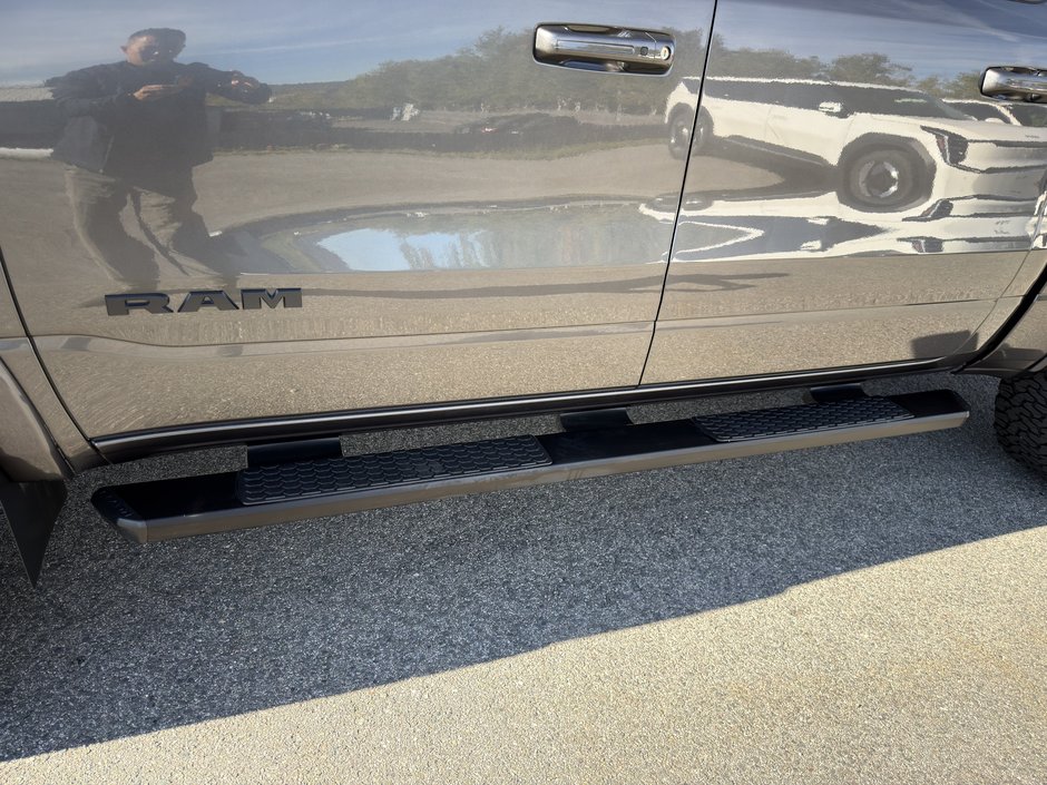 Ram 1500 Sport V8 4X4 DEMARREUR HITCH PAS ACCIDENTE 2022 INSPECTE+LIFT KIT AVEC TABLE+PNEUS TOUTE SAISON AVEC MAGS 20''+CAPOT AERE+TOILE DE CAISSE