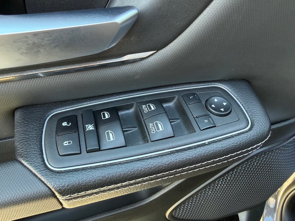 Ram 1500 Sport V8 4X4 DEMARREUR HITCH PAS ACCIDENTE 2022 INSPECTE+LIFT KIT AVEC TABLE+PNEUS TOUTE SAISON AVEC MAGS 20''+CAPOT AERE+TOILE DE CAISSE