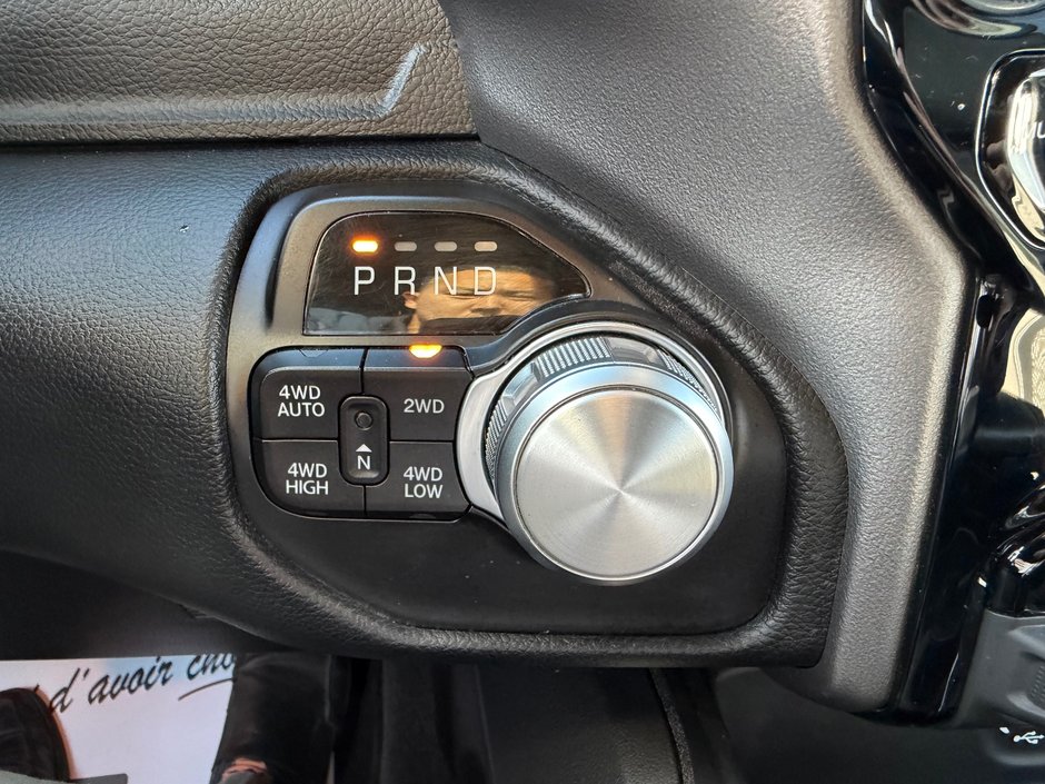 Ram 1500 Sport V8 4X4 DEMARREUR HITCH PAS ACCIDENTE 2022 INSPECTE+LIFT KIT AVEC TABLE+PNEUS TOUTE SAISON AVEC MAGS 20''+CAPOT AERE+TOILE DE CAISSE