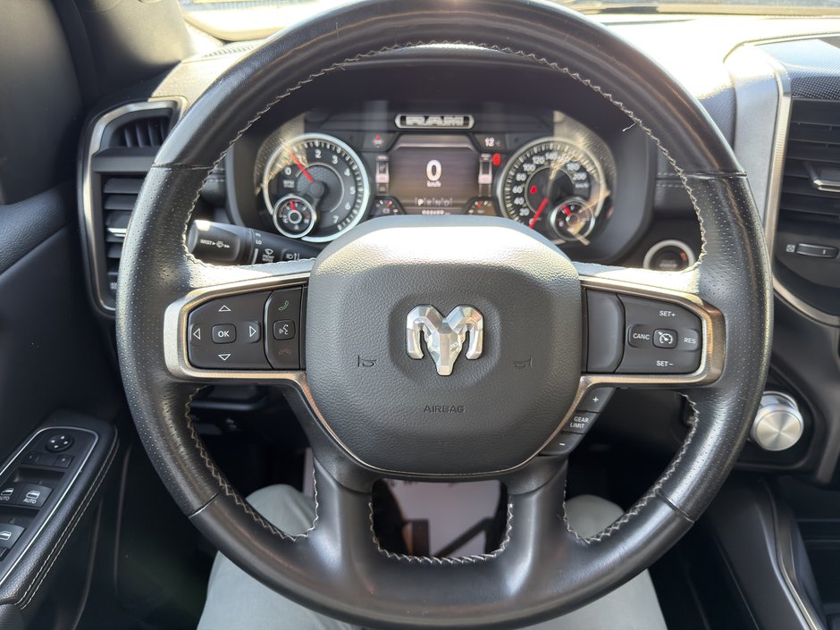 Ram 1500 Sport V8 4X4 DEMARREUR HITCH PAS ACCIDENTE 2022 INSPECTE+LIFT KIT AVEC TABLE+PNEUS TOUTE SAISON AVEC MAGS 20''+CAPOT AERE+TOILE DE CAISSE