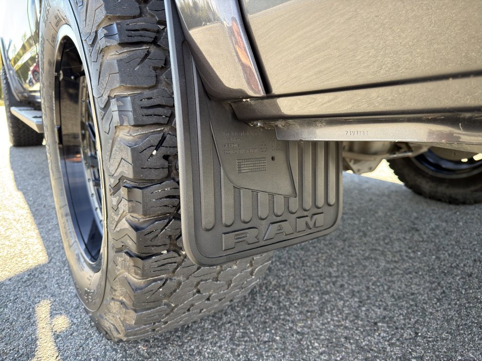 Ram 1500 Sport V8 4X4 DEMARREUR HITCH PAS ACCIDENTE 2022 INSPECTE+LIFT KIT AVEC TABLE+PNEUS TOUTE SAISON AVEC MAGS 20''+CAPOT AERE+TOILE DE CAISSE