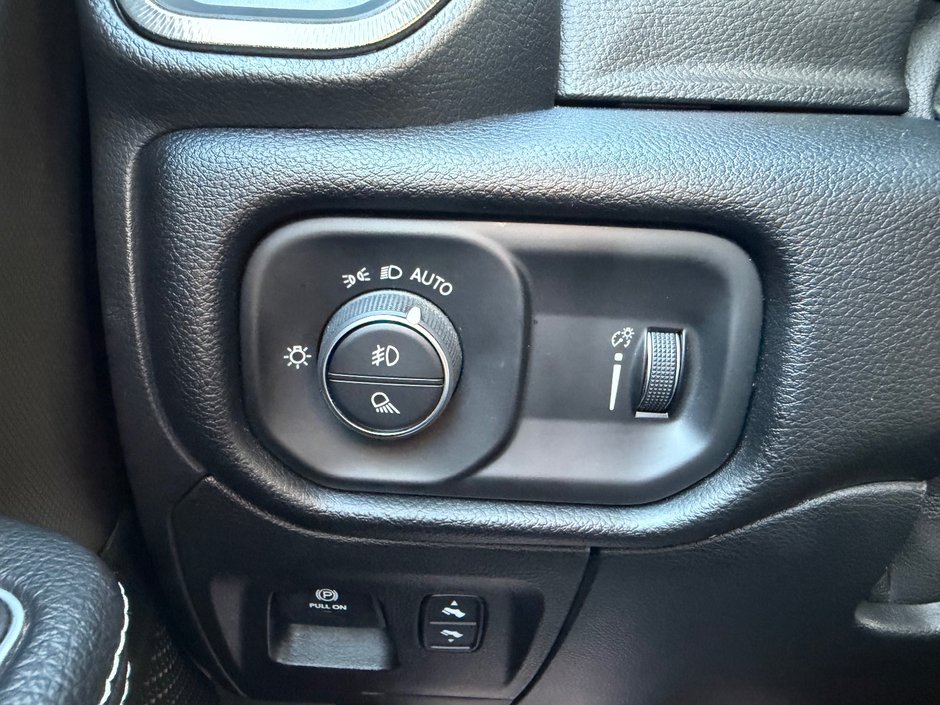 Ram 1500 Sport V8 4X4 DEMARREUR HITCH PAS ACCIDENTE 2022 INSPECTE+LIFT KIT AVEC TABLE+PNEUS TOUTE SAISON AVEC MAGS 20''+CAPOT AERE+TOILE DE CAISSE