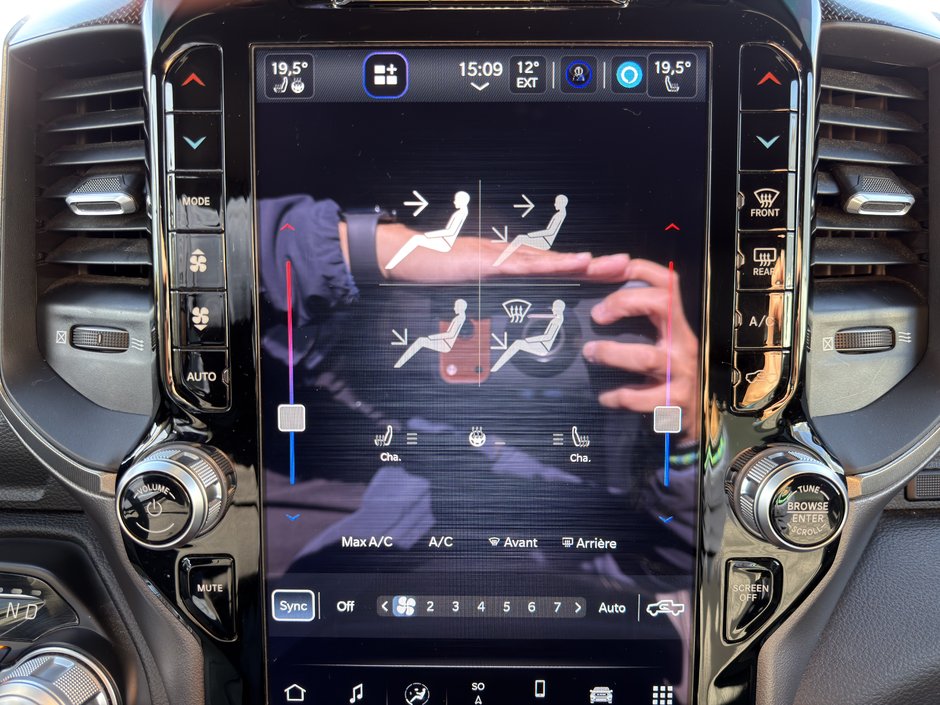 Ram 1500 Sport V8 4X4 DEMARREUR HITCH PAS ACCIDENTE 2022 INSPECTE+LIFT KIT AVEC TABLE+PNEUS TOUTE SAISON AVEC MAGS 20''+CAPOT AERE+TOILE DE CAISSE