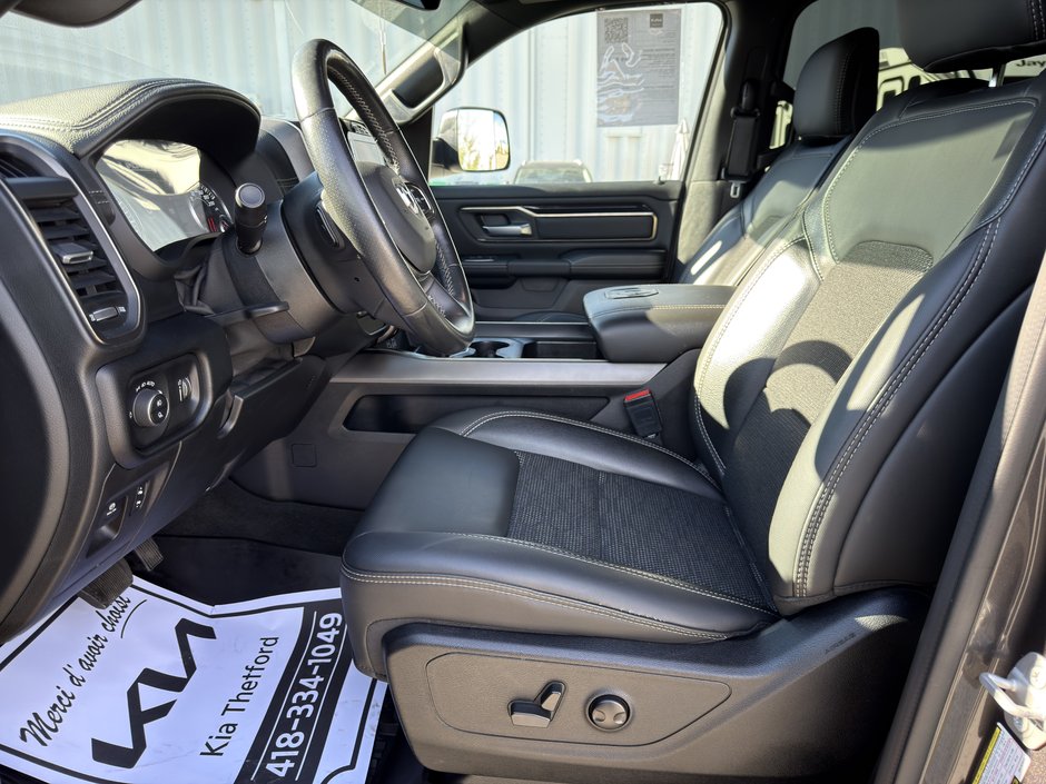 Ram 1500 Sport V8 4X4 DEMARREUR HITCH PAS ACCIDENTE 2022 INSPECTE+LIFT KIT AVEC TABLE+PNEUS TOUTE SAISON AVEC MAGS 20''+CAPOT AERE+TOILE DE CAISSE