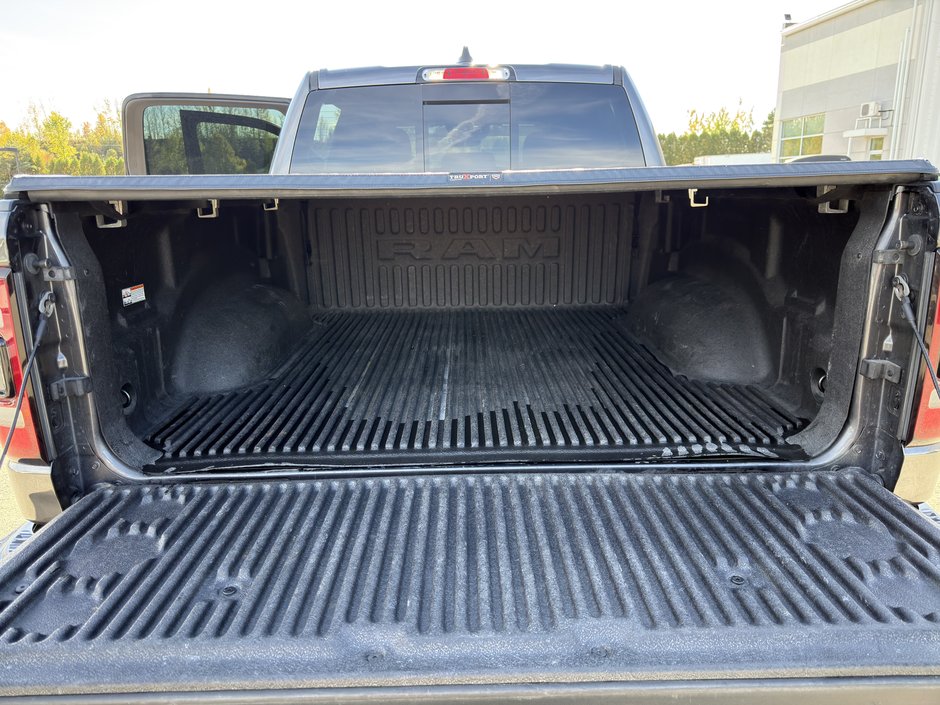Ram 1500 Sport V8 4X4 DEMARREUR HITCH PAS ACCIDENTE 2022 INSPECTE+LIFT KIT AVEC TABLE+PNEUS TOUTE SAISON AVEC MAGS 20''+CAPOT AERE+TOILE DE CAISSE