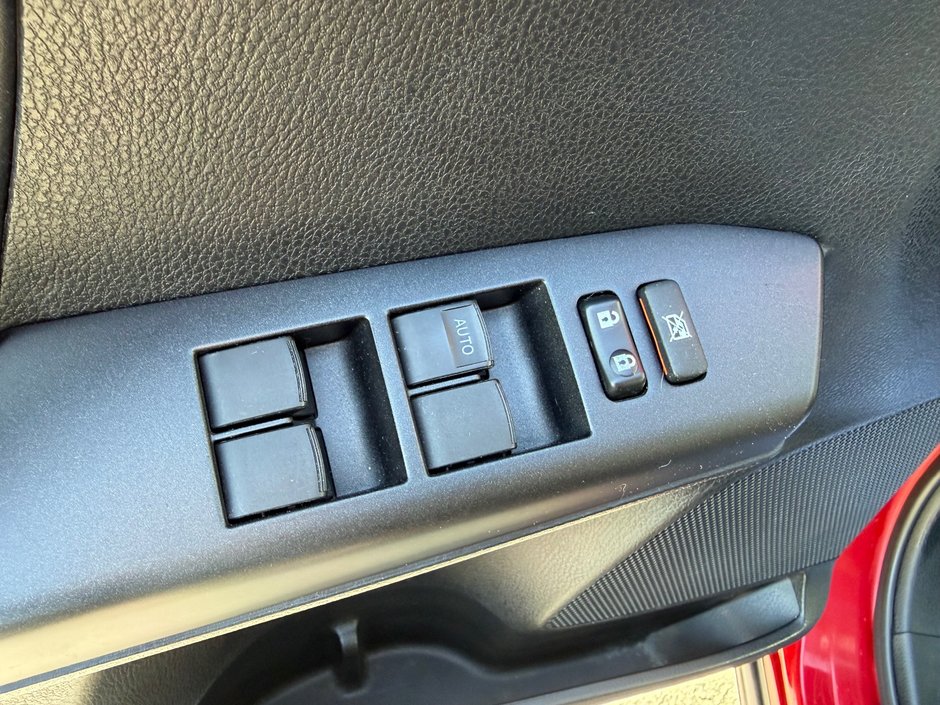 Toyota RAV4 XLE AWD PNEUS D'HIVER HITCH PAS ACCIDENTE 2017 INSPECTE+DETECTEUR D'ANGLES MORTS+HAYON ELECTRIQUE+TOIT OUVRANT+SIEGES CHAUFFANTS+MAGS 17''