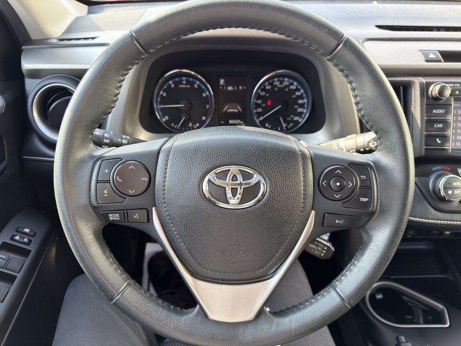 Toyota RAV4 XLE AWD PNEUS D'HIVER HITCH PAS ACCIDENTE 2017 INSPECTE+DETECTEUR D'ANGLES MORTS+HAYON ELECTRIQUE+TOIT OUVRANT+SIEGES CHAUFFANTS+MAGS 17''