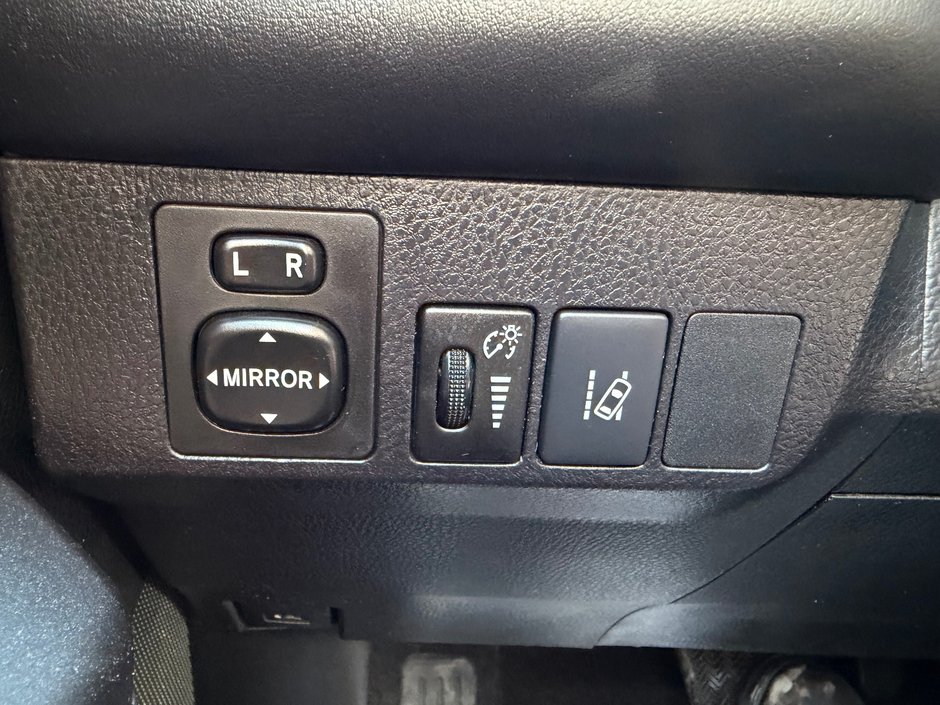 Toyota RAV4 XLE AWD PNEUS D'HIVER HITCH PAS ACCIDENTE 2017 INSPECTE+DETECTEUR D'ANGLES MORTS+HAYON ELECTRIQUE+TOIT OUVRANT+SIEGES CHAUFFANTS+MAGS 17''