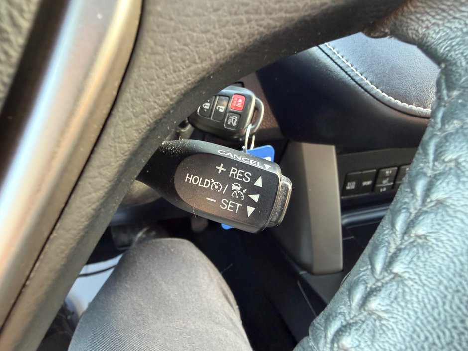 Toyota RAV4 XLE AWD PNEUS D'HIVER HITCH PAS ACCIDENTE 2017 INSPECTE+DETECTEUR D'ANGLES MORTS+HAYON ELECTRIQUE+TOIT OUVRANT+SIEGES CHAUFFANTS+MAGS 17''