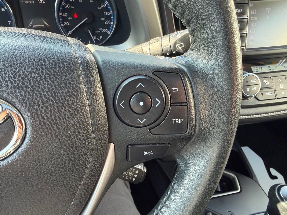 Toyota RAV4 XLE AWD PNEUS D'HIVER HITCH PAS ACCIDENTE 2017 INSPECTE+DETECTEUR D'ANGLES MORTS+HAYON ELECTRIQUE+TOIT OUVRANT+SIEGES CHAUFFANTS+MAGS 17''