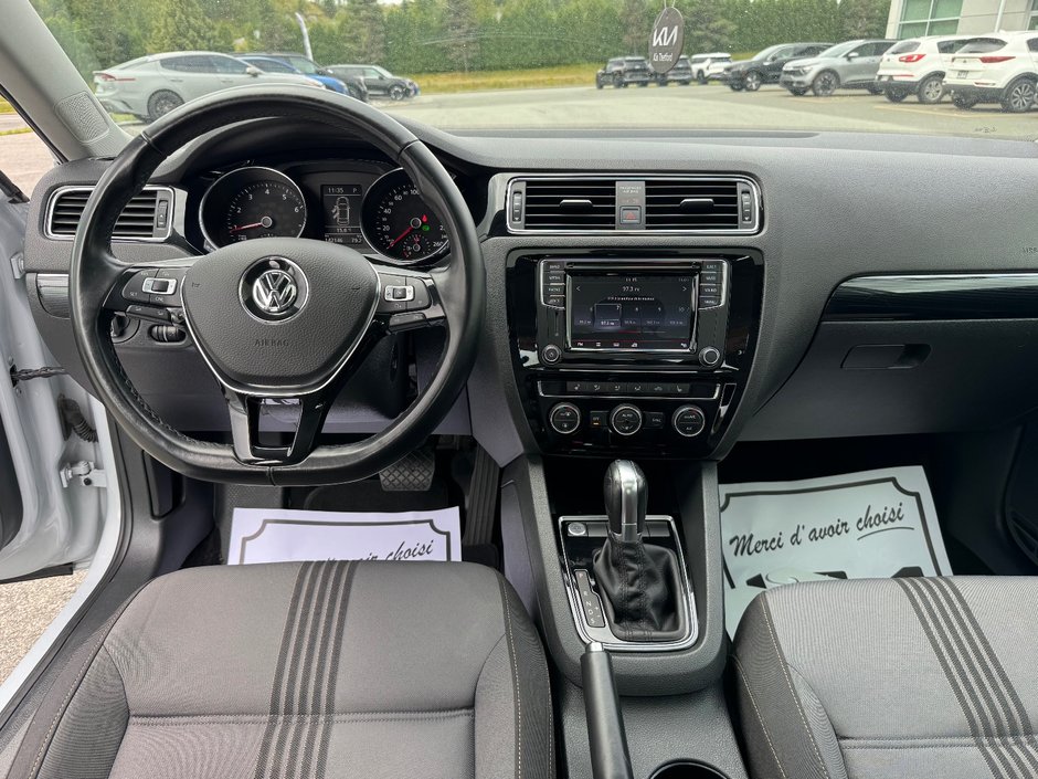 Volkswagen Jetta Wolfsburg Edition PNEUS D'HIVER TOIT OUVRANT 2017 INSPECTE+SIEGE CONDUCTEUR ELECTRIQUE+CAMERA DE RECU+SIEGES CHAUFFANT+PHARE AUTOMATIQUE+AIR CLIMATISE