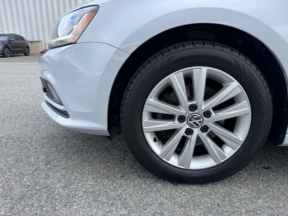 Volkswagen Jetta Wolfsburg Edition PNEUS D'HIVER TOIT OUVRANT 2017 INSPECTE+SIEGE CONDUCTEUR ELECTRIQUE+CAMERA DE RECU+SIEGES CHAUFFANT+PHARE AUTOMATIQUE+AIR CLIMATISE