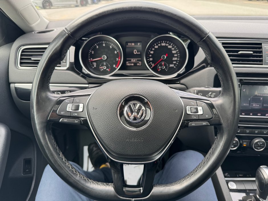 Volkswagen Jetta Wolfsburg Edition PNEUS D'HIVER TOIT OUVRANT 2017 INSPECTE+SIEGE CONDUCTEUR ELECTRIQUE+CAMERA DE RECU+SIEGES CHAUFFANT+PHARE AUTOMATIQUE+AIR CLIMATISE