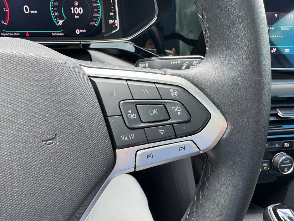 Volkswagen Taos Comfortline Black Edition AWD PAS ACCIDENTE 2024 INSPECTE+DEMARREUR+TOIT PANORAMIQUE+SIEGE ELECTRIQUE+ANDROID AUTO/APPLE CARPLAY+BOUTON POUSSOIR