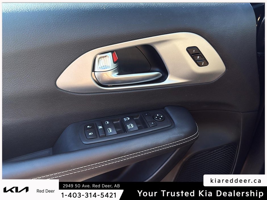 2024 Chrysler Pacifica Touring-L-17