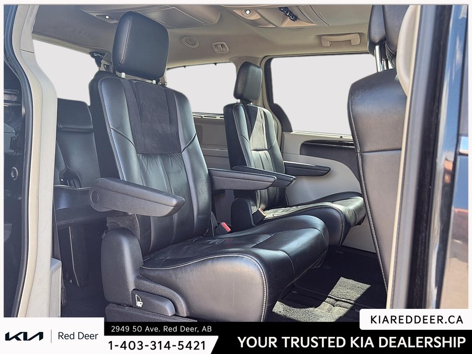2015 Chrysler Town & Country Limited-18