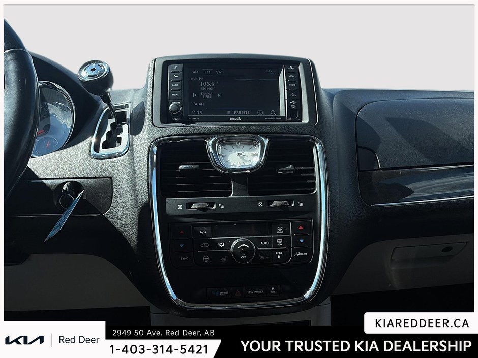 2015 Chrysler Town & Country Limited-12