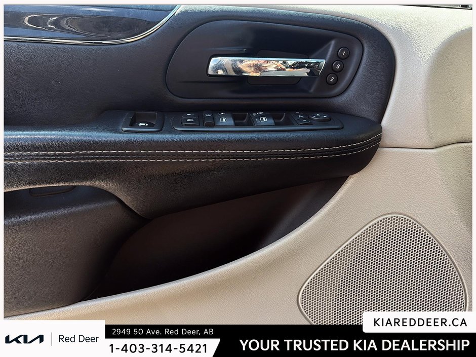 2015 Chrysler Town & Country Limited-17