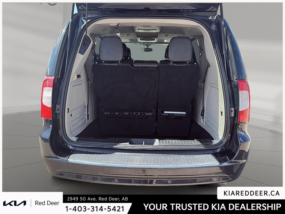 2015 Chrysler Town & Country Limited-22