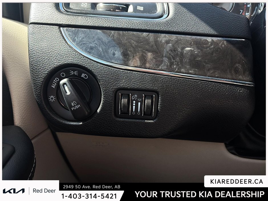 2015 Chrysler Town & Country Limited-16